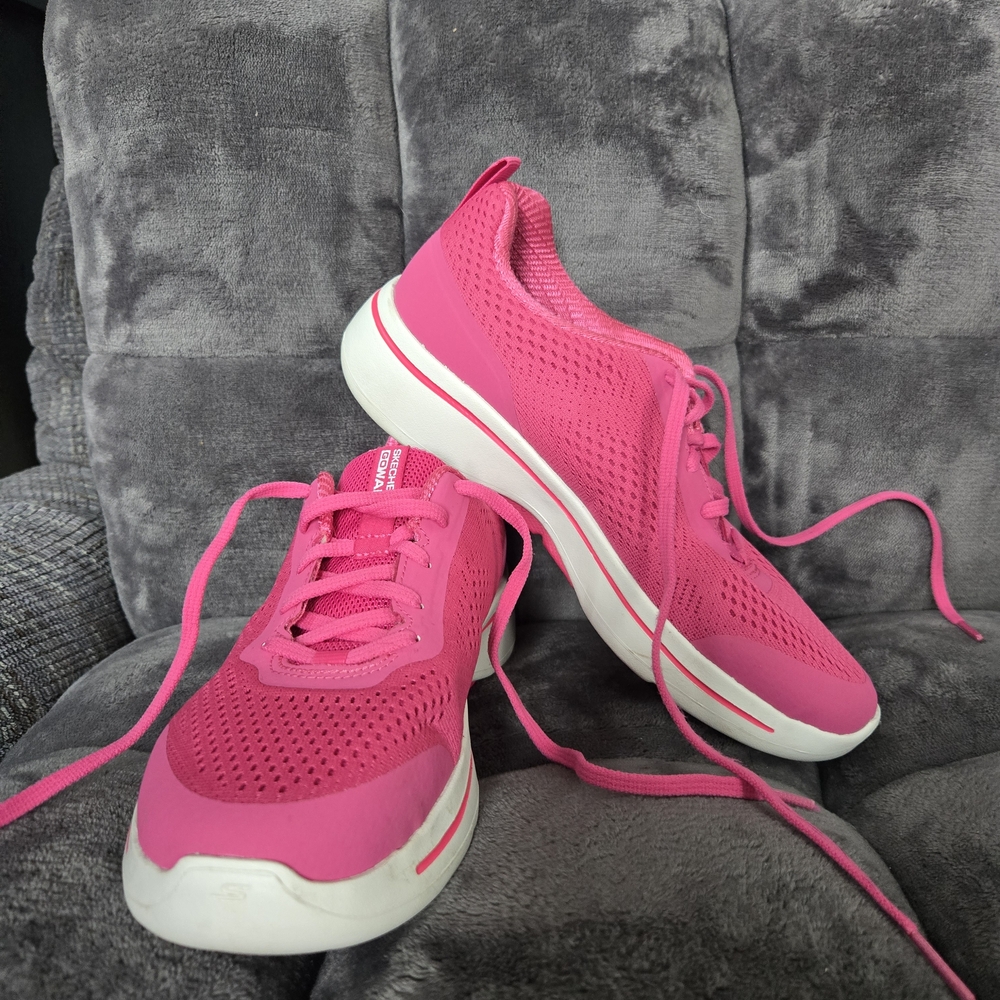 ⭐️Skechers Women's Hot Pink Sneakers⭐️